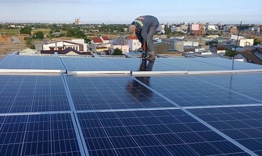 Điện mặt trời mái nhà có thể hòa lưới nhưng không được trả tiền. Ảnh: Hoàng Minh