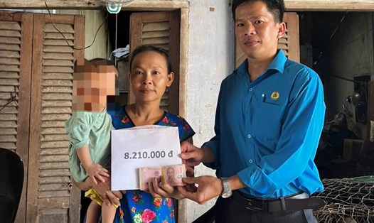 Quỹ XHTT Tấm lòng Vàng đã trao số tiền của bạn đọc Báo Lao Động đóng góp gửi đến gia đình bé Trần Phúc An ở tỉnh Vĩnh Long. Ảnh: Hoàng Lộc