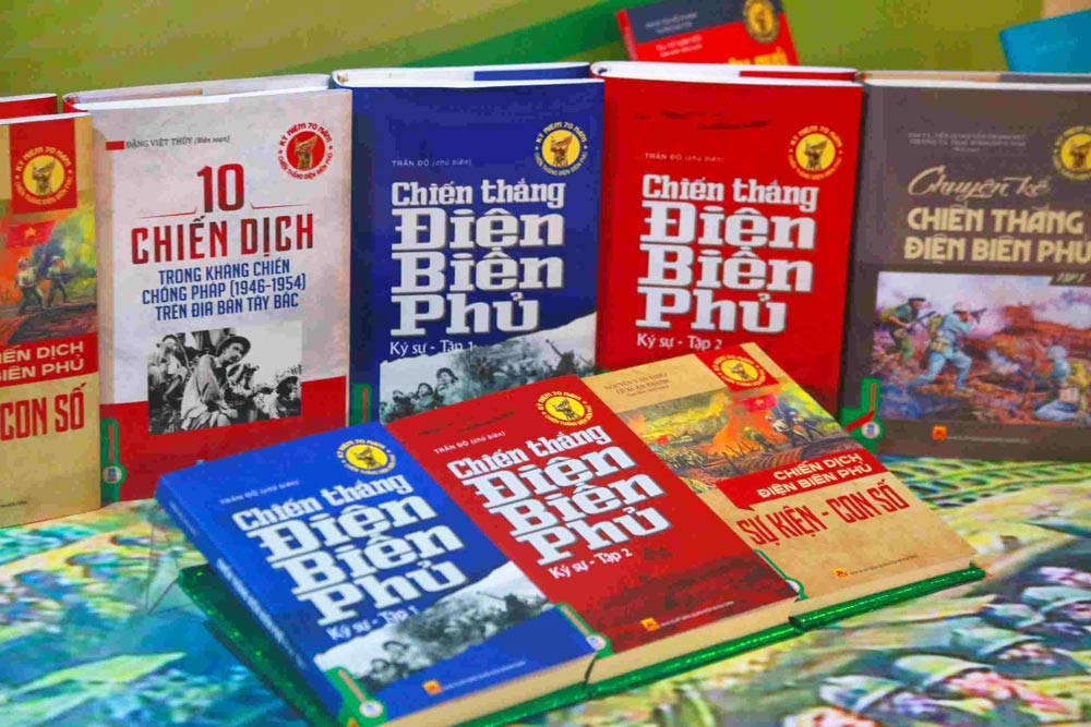 Một số sách được xuất bản nhân dịp kỷ niệm 70 năm Chiến thắng Điện Biên Phủ. Ảnh: Thùy Trang