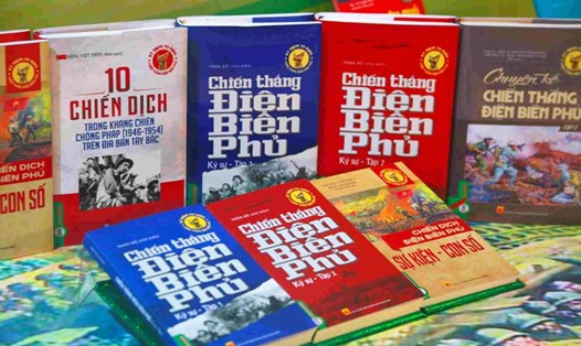 Một số sách được xuất bản nhân dịp kỷ niệm 70 năm Chiến thắng Điện Biên Phủ. Ảnh: Thùy Trang