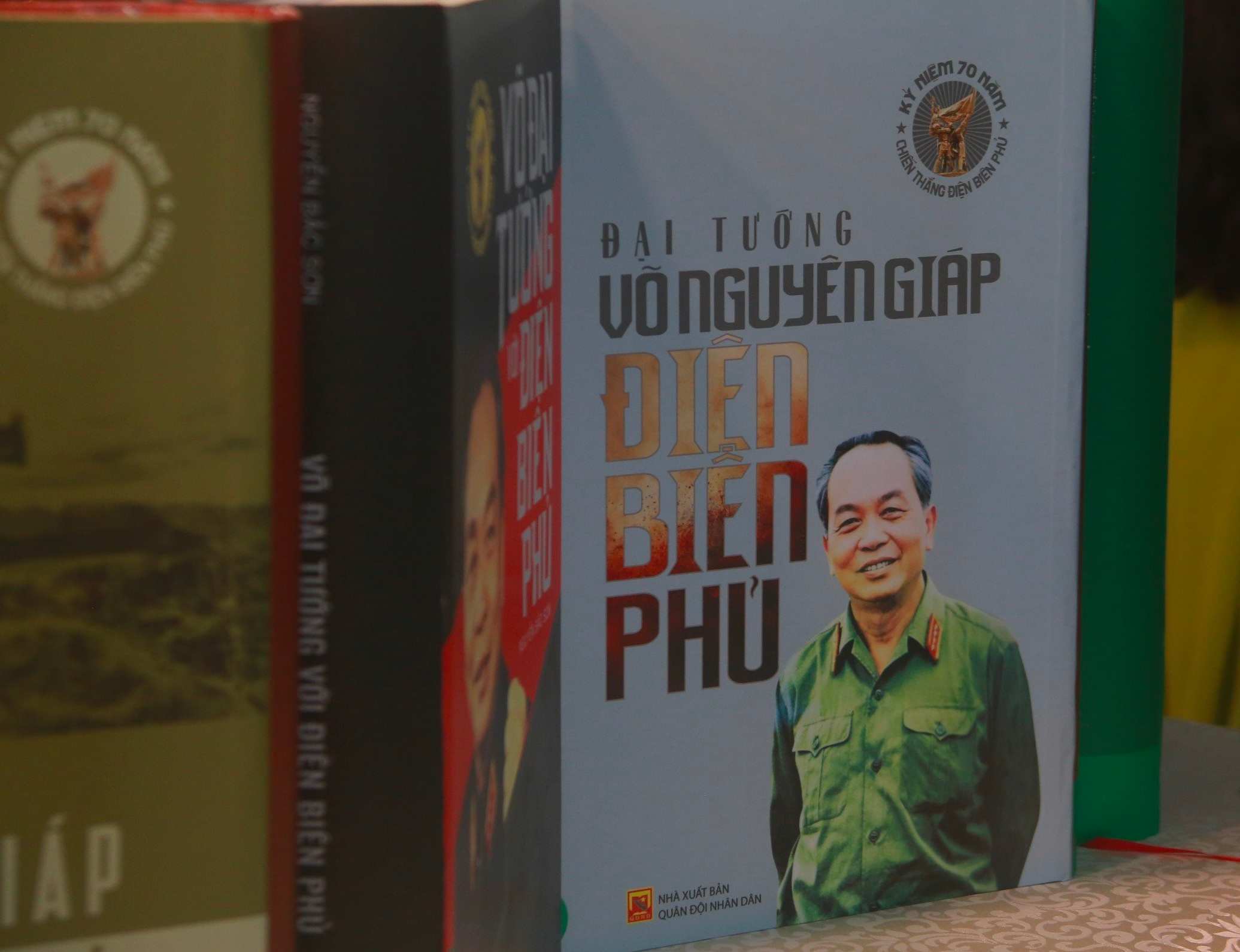 Một số đầu sách về Đại tướng Võ Nguyên Giáp. Ảnh: Thùy Trang