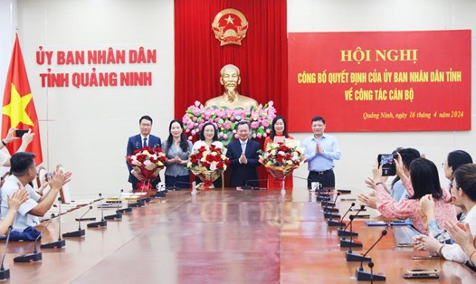 Lãnh đạo UBND tỉnh Quảng Ninh tặng hoa, trao quyết định bổ nhiệm các nhân sự sáng 16.4. Ảnh: Quốc Thắng