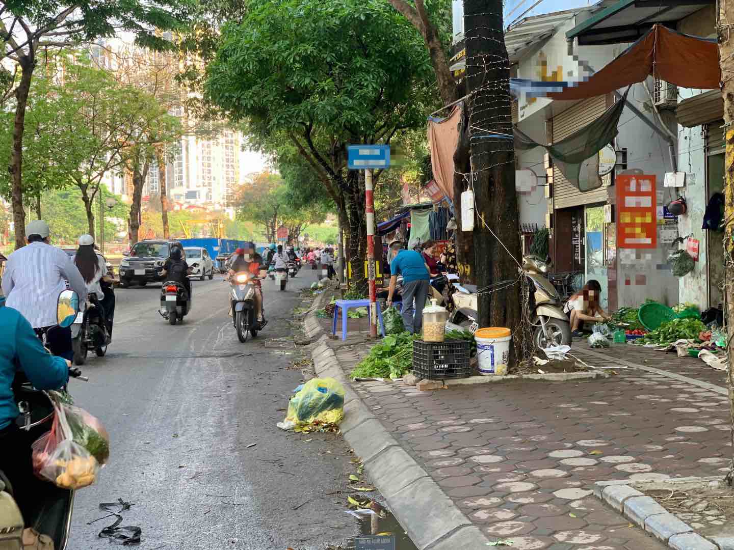 Tiểu thương xả rác ngay trước sạp bán hàng, lấn chiếm lối đi lại của người dân trên đường Vũ Tông Phan (Thanh Xuân, Hà Nội). Ảnh: Nhật Minh