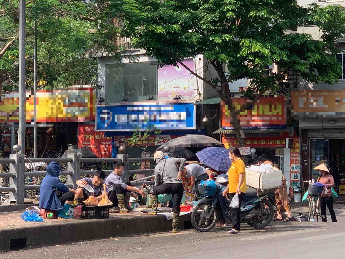 Gần khu vực phố Cầu Mới (Thanh Xuân, Hà Nội), hoạt động mua bán trái phép diễn ra tấp nập. Ảnh: Nhật Minh