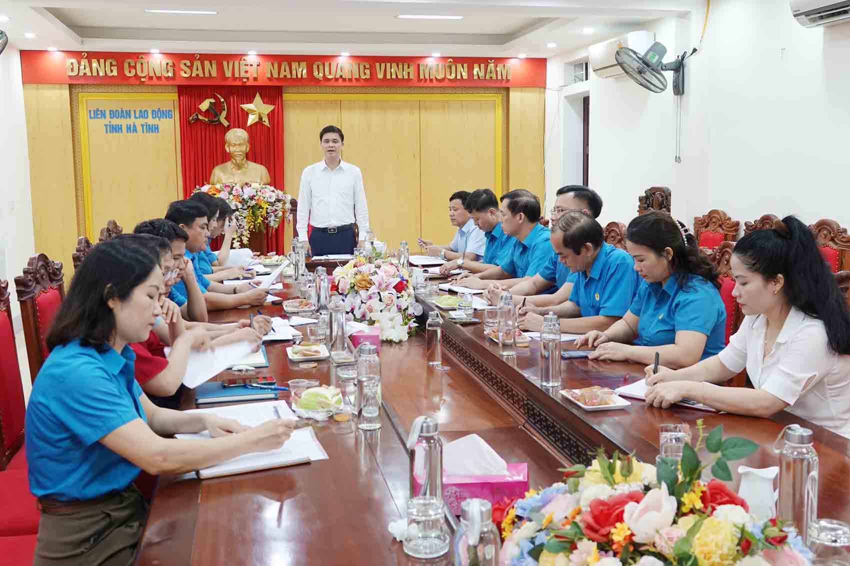 Buổi làm việc của ông Ngọ Duy Hiểu - Phó Chủ tịch Tổng LĐLĐ Việt Nam với Công đoàn Hà Tĩnh sáng 16.4. Ảnh: Trần Tuấn.