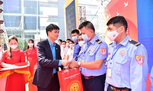 Phó Chủ tịch Tổng Liên đoàn Lao động Việt Nam Ngọ Duy Hiểu trao quà cho đoàn viên công đoàn Hà Nội có hoàn cảnh khó khăn, bị tai nạn lao động nhân Tháng Công nhân,  Tháng Hành động về An toàn vệ sinh lao động năm 2023. Ảnh: CĐTP