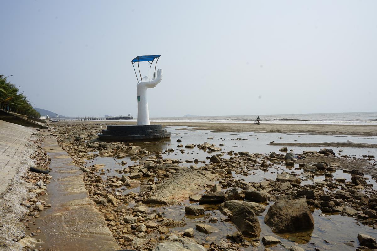 Theo ghi nhận của Lao Động trong sáng ngày 16.4, tại bãi biển Hải Tiến (ở huyện Hoằng Hóa) khá nhếch nhác, với vô số các loại đá, có kích thước khác nhau nhô lên trên bãi cát. Ảnh: Quách Du