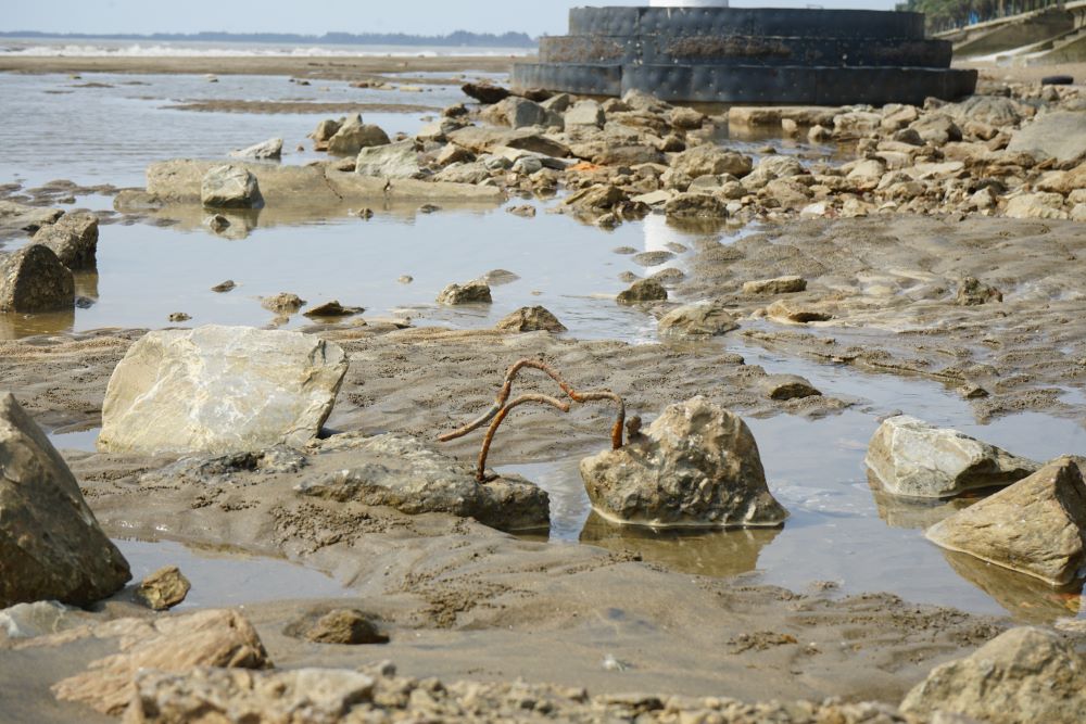 Theo quan sát, có đầy rẫy các thanh sắt nhô lên, rải khắp các bãi đá ở dọc bờ biển Hải Tiến. Ảnh: Quách Du