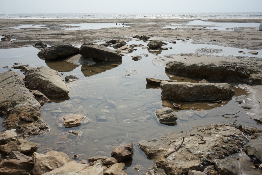 Những tảng đá tràn ngập bãi biển Hải Tiến. Ảnh: Quách Du