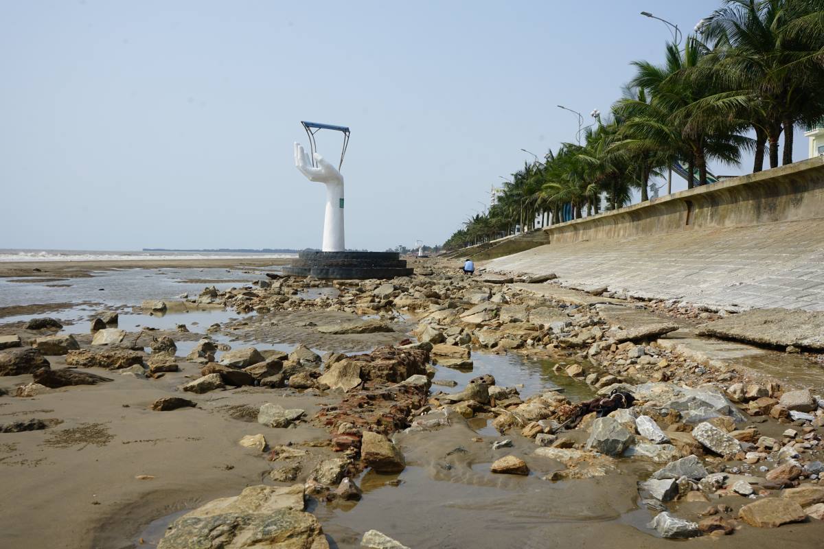 Các bãi đá nằm ngổn ngang, bủa vây xung quanh những bàn tay khổng lồ trên bãi biển Hải Tiến. Ảnh: Quách Du