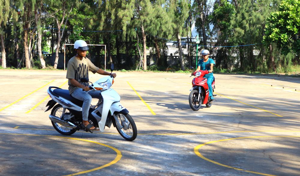 Các thí sinh thi thực hành lái xe A1. Ảnh: Duy Tuấn