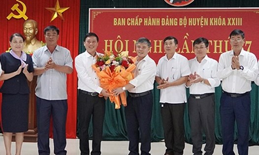 Ông Nguyễn Ngọc Tuấn được bầu giữ chức vụ Bí thư Huyện ủy Bố Trạch. Ảnh: Hoàng Lê.