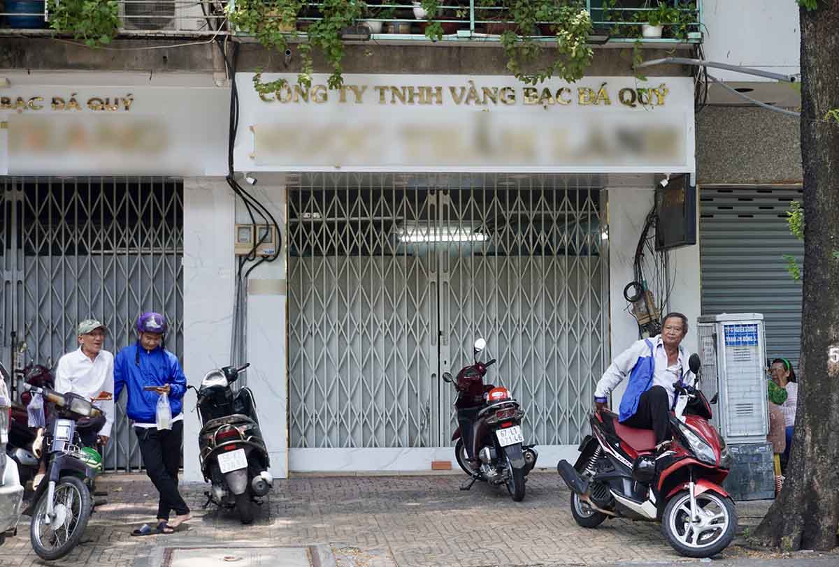 Ghi nhận của Lao Động ngày 16.4, xung quanh khu vực chợ An Đông (Quận 5) và chợ Thiếc (Quận 11), hàng loạt tiệm vàng bạc, đá quý đóng cửa.