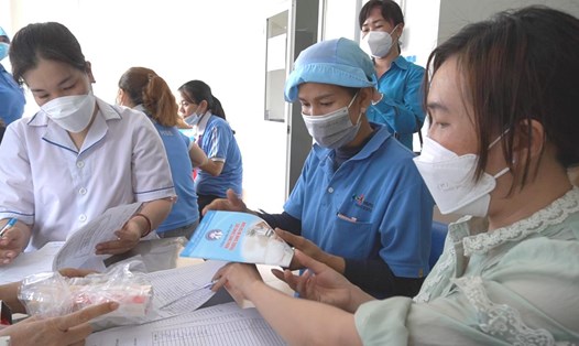 Khám bệnh, phát thuốc miễn phí cho công nhân ở Khu công nghiệp Thạnh Lộc. Ảnh: Nguyên Anh