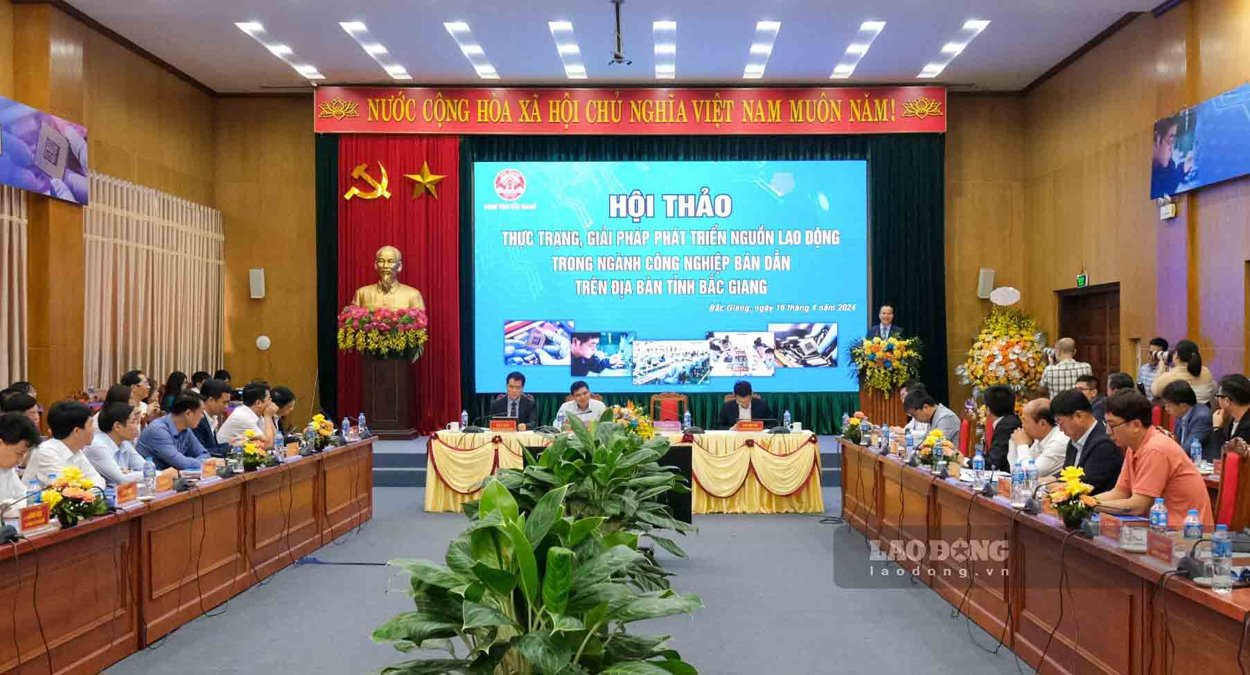 Toàn cảnh hội thảo diễn ra sáng 16.4. Ảnh: Vân Trường