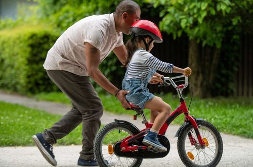 Cha mẹ cần kiên nhẫn dạy con làm quen và tự tin khi tập đi xe đạp. Ảnh: Pixabay