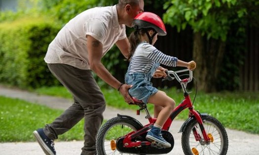 Cha mẹ cần kiên nhẫn dạy con làm quen và tự tin khi tập đi xe đạp. Ảnh: Pixabay