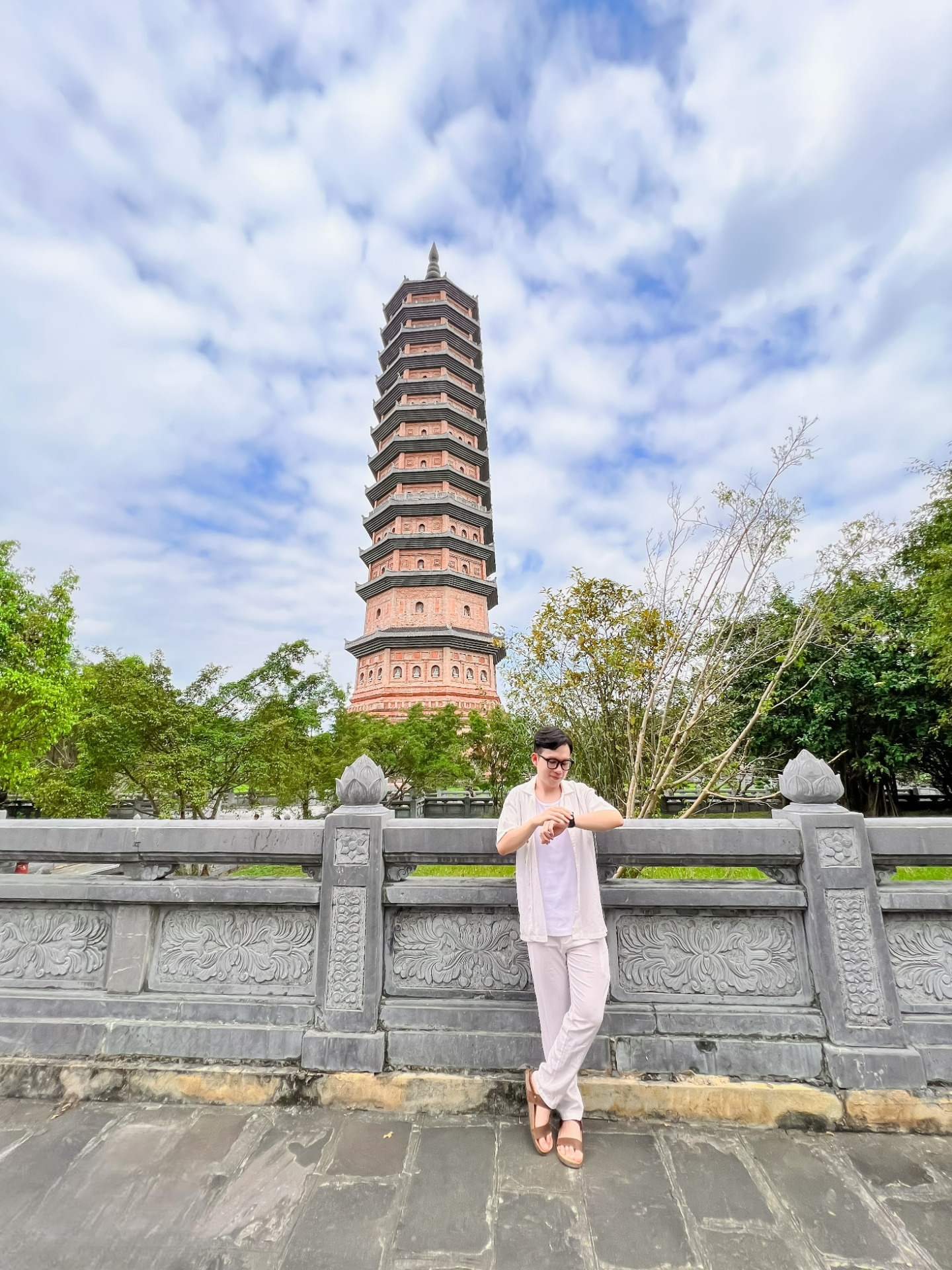 Địa điểm cuối cùng anh Đức ghé thăm khi tới Ninh Bình mà chùa Bái Đính. Chùa khá rộng nên du khách có thể lựa chọn thuê xe điện sẽ thuận tiện hơn cho việc di chuyển. Kiến trúc đẹp nhất tại đây là bảo tháp cao nhất Châu Á. 