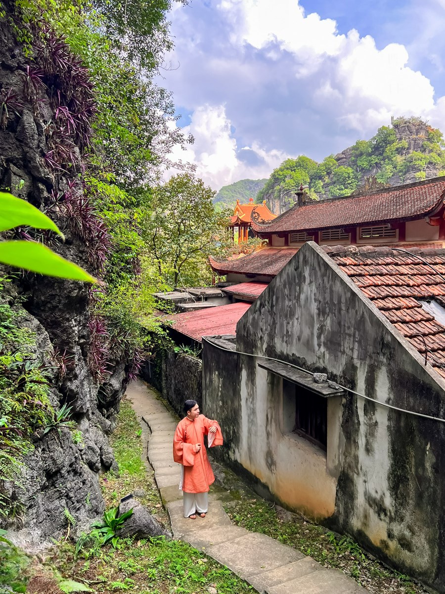 “Khung cảnh Ninh Bình thực sự nên thơ và hữu tình, đậm chất đồng bằng Bắc Bộ Việt Nam, không khí cũng trong lành và mát mẻ” – Anh Đức cảm nhận chung về mảnh đất non nước hữu tình của Việt Nam. 