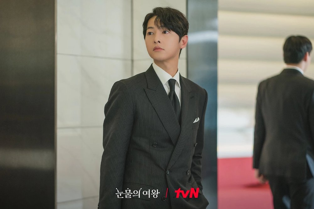 Song Joong Ki xuất hiện trong phim “Nữ hoàng nước mắt” với vai trò luật sư. Ảnh: tvN