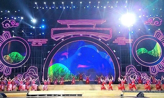 Lộ diện sân khấu rộng gần 2000m2, sẵn sàng ngày khai mạc lễ hội hoa lư 2024