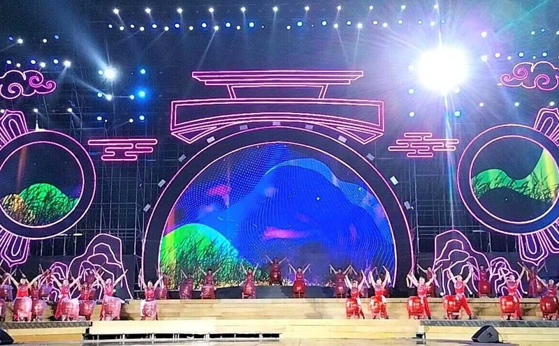 Lộ diện sân khấu rộng gần 2000m2, sẵn sàng ngày khai mạc lễ hội hoa lư 2024