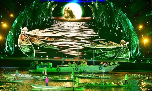 Chương trình nghệ thuật Dòng sông kể chuyện là điểm nhấn trong Lễ hội sông nước năm 2023. Ảnh: Như Quỳnh