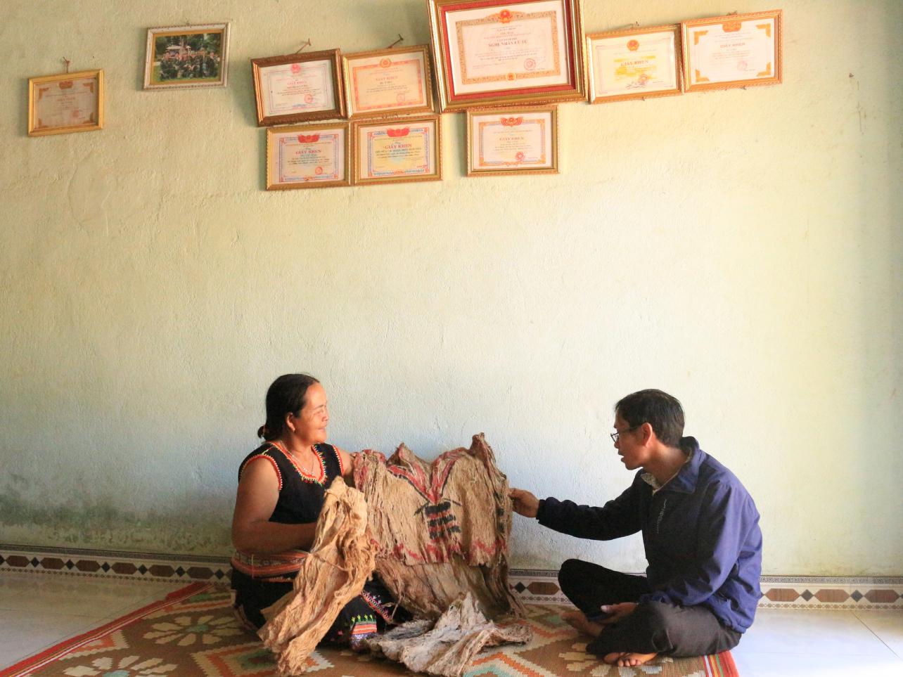 Bà Y Der là nghệ nhân duy nhất tại xã Ngọk Réo (huyện Đăk Hà) còn gìn giữ nghề làm trang phục từ vỏ cây. Ảnh: Lê Nguyên