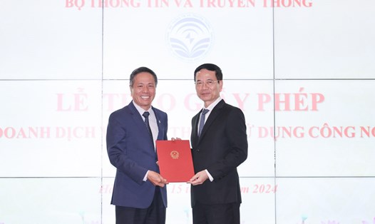 Bộ trưởng Bộ TTTT Nguyễn Mạnh Hùng trao giấy phép thiết lập mạng và cung cấp dịch vụ 5G cho VNPT.