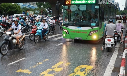 Hà Nội sẽ thay thế tuyến buýt BRT. Ảnh Tô Thế