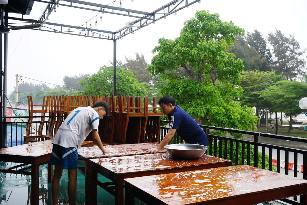 Các nhà hàng, khách sạn ở biển Sầm Sơn hối hả lau dọn, sẵn sàng đón khách đến tắm mát, nghỉ dưỡng. Ảnh: Quách Du