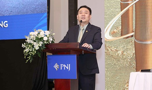 Ông Lê Trí Thông - Phó chủ tịch HĐQT kiêm CEO PNJ tổng kết hoạt động kinh doanh năm 2023. Ảnh: Xuân Lộc