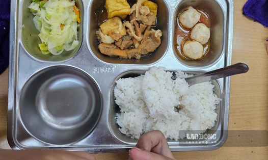 Suất cơm bán trú tại trường Tiểu học Quang Hanh, TP Cẩm Phả, tỉnh Quảng Ninh. Ảnh: Đoàn Hưng