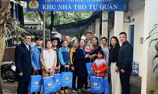 Lãnh đạo LĐLĐ tỉnh Thái Nguyên tặng quà công nhân khu nhà trọ. Ảnh: Công đoàn Thái Nguyên