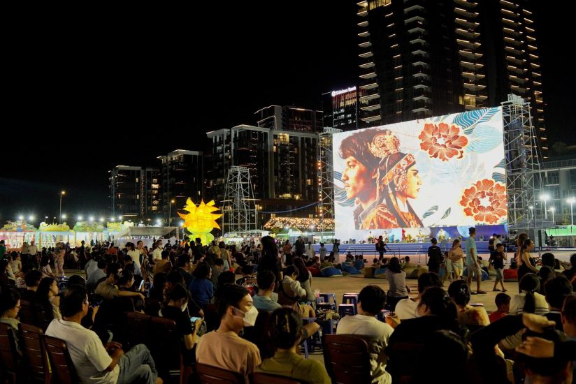 Khán giả tham dự sự kiện chiếu phim ngoài trời trong khuôn khổ HIFF 2024. Ảnh: Ban tổ chức