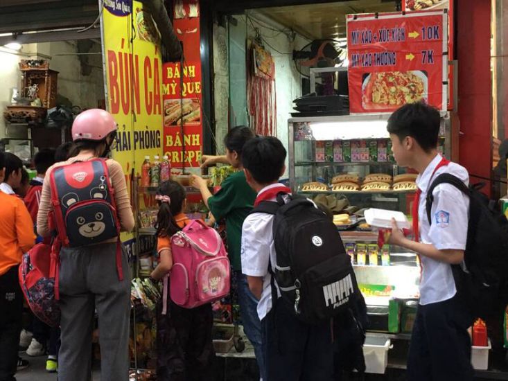 Khó kiểm soát chất lượng thực phẩm bày bán trước cổng trường học ở Hà Nội. Ảnh: Lê Tâm