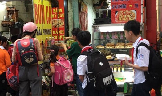 Khó kiểm soát chất lượng thực phẩm bày bán trước cổng trường học ở Hà Nội. Ảnh: Lê Tâm