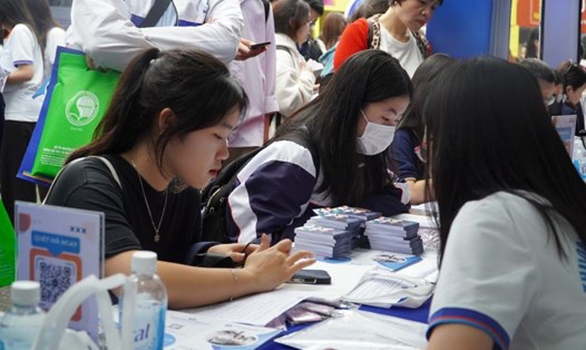 Học sinh lắng nghe tư vấn tại Ngày hội tuyển sinh, hướng nghiệp năm 2024. Ảnh: Vân Trang