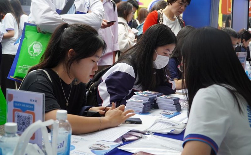 Học sinh lắng nghe tư vấn tại Ngày hội tuyển sinh, hướng nghiệp năm 2024. Ảnh: Vân Trang