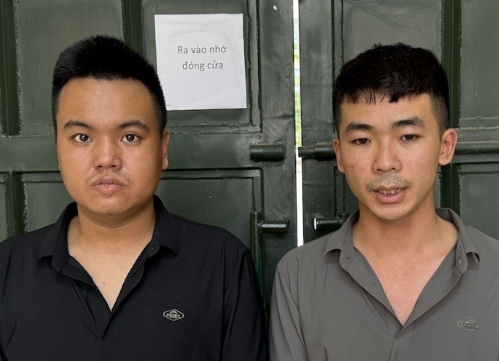 Hai đối tượng Trần Minh Hiếu (phải) và Phạm Văn Đông (trái) bị bắt giữ về hành vi “Lừa đảo chiếm đoạt tài sản“. Ảnh: Công an Thanh Hóa