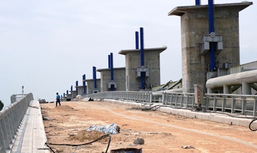 Dự án đập dâng hạ lưu sông Trà Khúc có vốn đầu tư 1.500 tỉ đồng liên tục chậm tiến độ, vẫn chưa biết ngày về đích. Ảnh: Viên Nguyễn