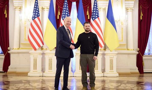 Tổng thống Ukraina Volodymyr Zelensky (phải) đón tiếp Tổng thống Mỹ Joe Biden tại Kiev, ngày 20.2.2023. Ảnh: Xinhua