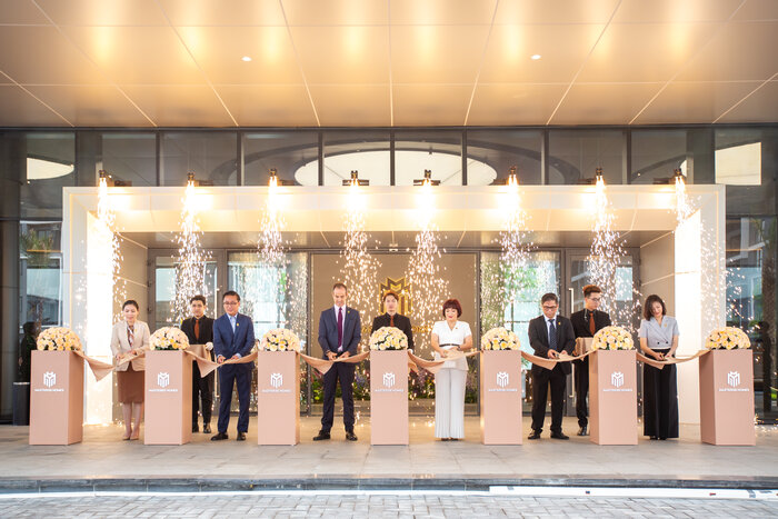 Các đại biểu cắt băng tại lễ chính thức ra mắt The Galleria by Masterise Homes.
