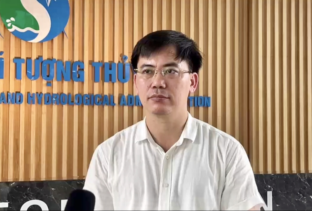 Ông Nguyễn Văn Hưởng - Trưởng phòng Dự báo Thời tiết, Trung tâm Dự báo Khí tượng Thủy văn Quốc gia trao đổi về thông tin nghỉ lễ. 
