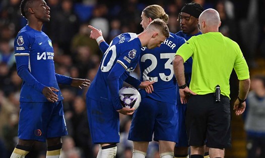 Pha bóng các cầu thủ tranh nhau đá phạt đền là một vết nhơ về kỉ luật của Chelsea trong mùa giải này. Ảnh: AFP