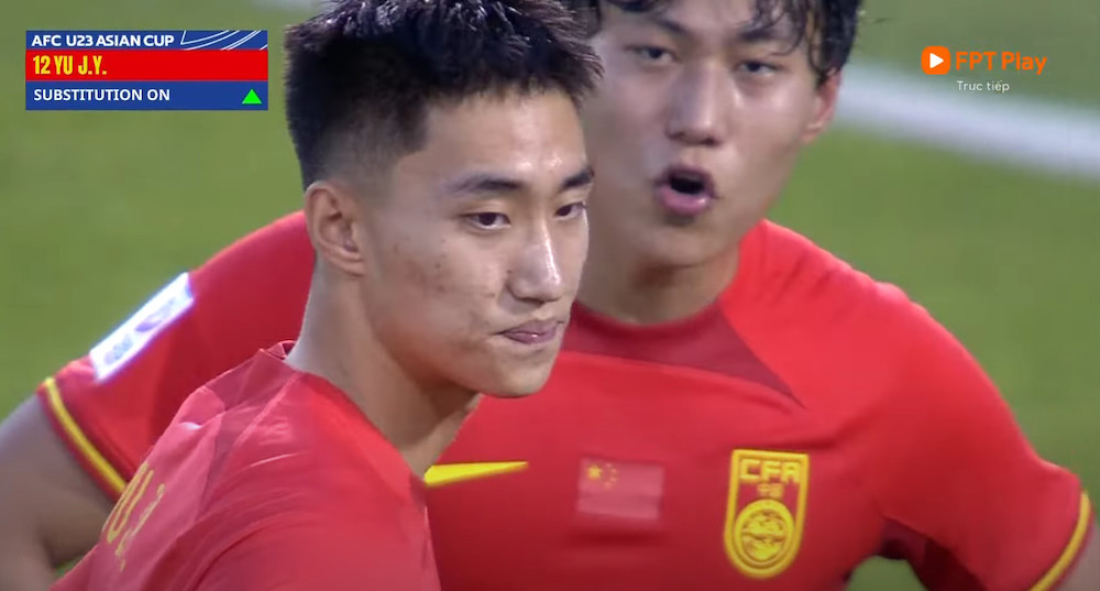 Thủ môn Yu Jinyong được tung vào sân thi đấu ở vị trí tiền đạo, trong trận U23 Trung Quốc gặp U23 Nhật Bản. Ảnh: Cắt từ clip