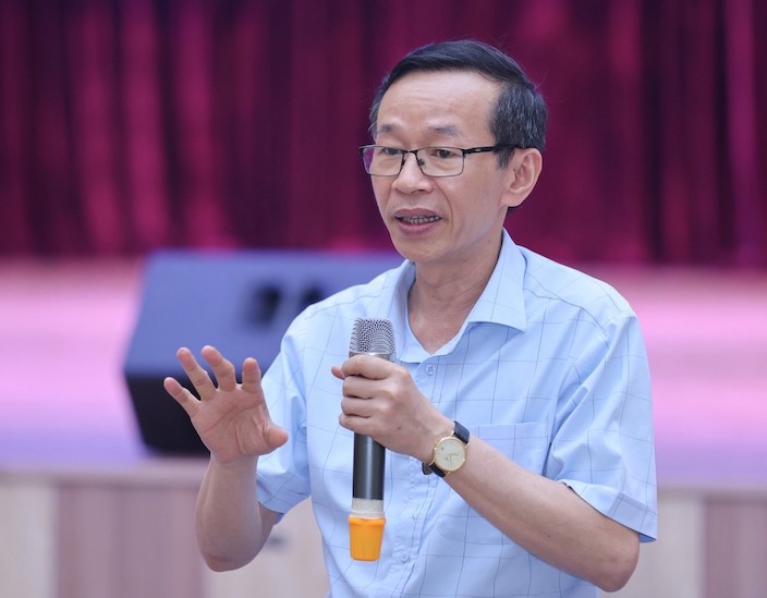 GS Nguyễn Văn Minh, Hiệu trưởng Trường Đại học Sư Phạm Hà Nội chia sẻ cùng sinh viên.  