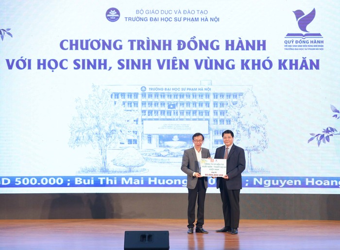 Nhà giáo ưu tú Đoàn Văn Ninh đại diện Công ty Cổ phần đầu tư Xuất bản - Thiết bị Giáo dục Việt Nam trao hỗ trợ tới quỹ của Trường Đại học Sư phạm Hà Nội. 