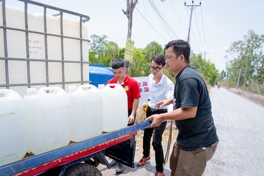 Anh Nguyễn Tấn Đạt vận chuyển nước vào cho những hộ dân trong vùng sâu, vùng xa khó tiếp cận. Ảnh: Trường Đại học Công nghệ TPHCM (HUTECH)