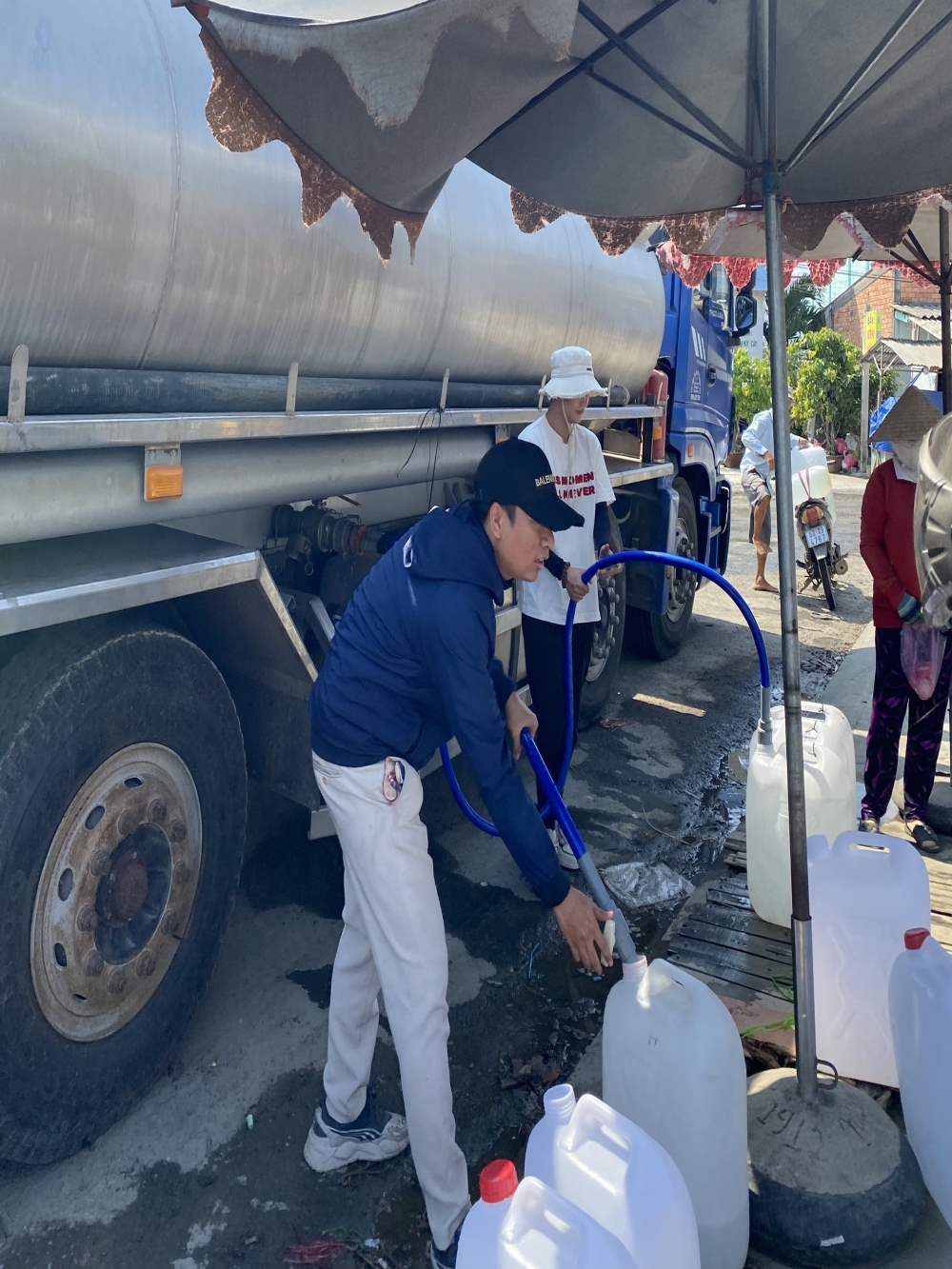 Có hơn 100 hộ dân được đến lấy nước ngọt miễn phí về sinh hoạt ở xã Tân Phước (huyện Gò Công Đông). Ảnh: Nhân vật cung cấp